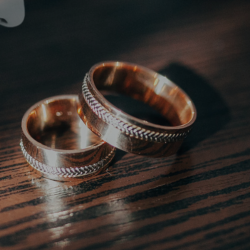 Siluettes of a man and women with wedding rings on the table between them,
